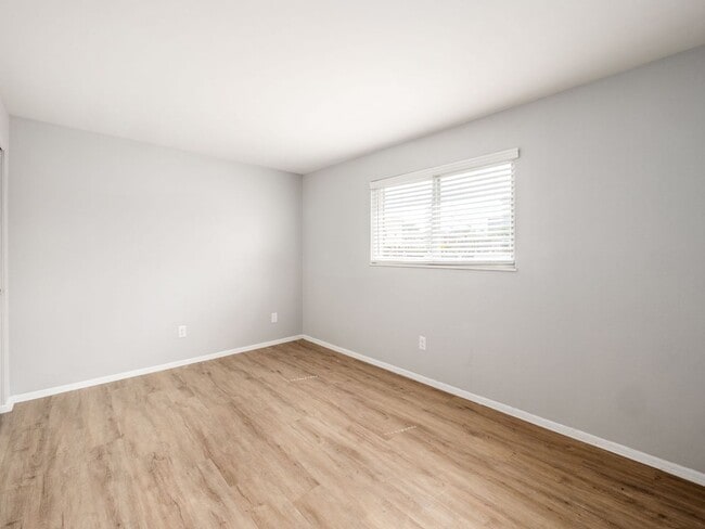 Building Photo - 593 Riverview Dr