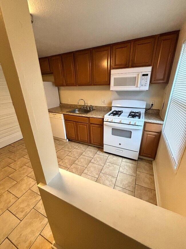 Building Photo - 1769 Village Green Dr