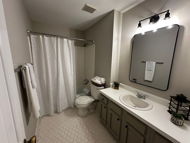 Building Photo - Available to View on 8/29! Luxurious Town ...