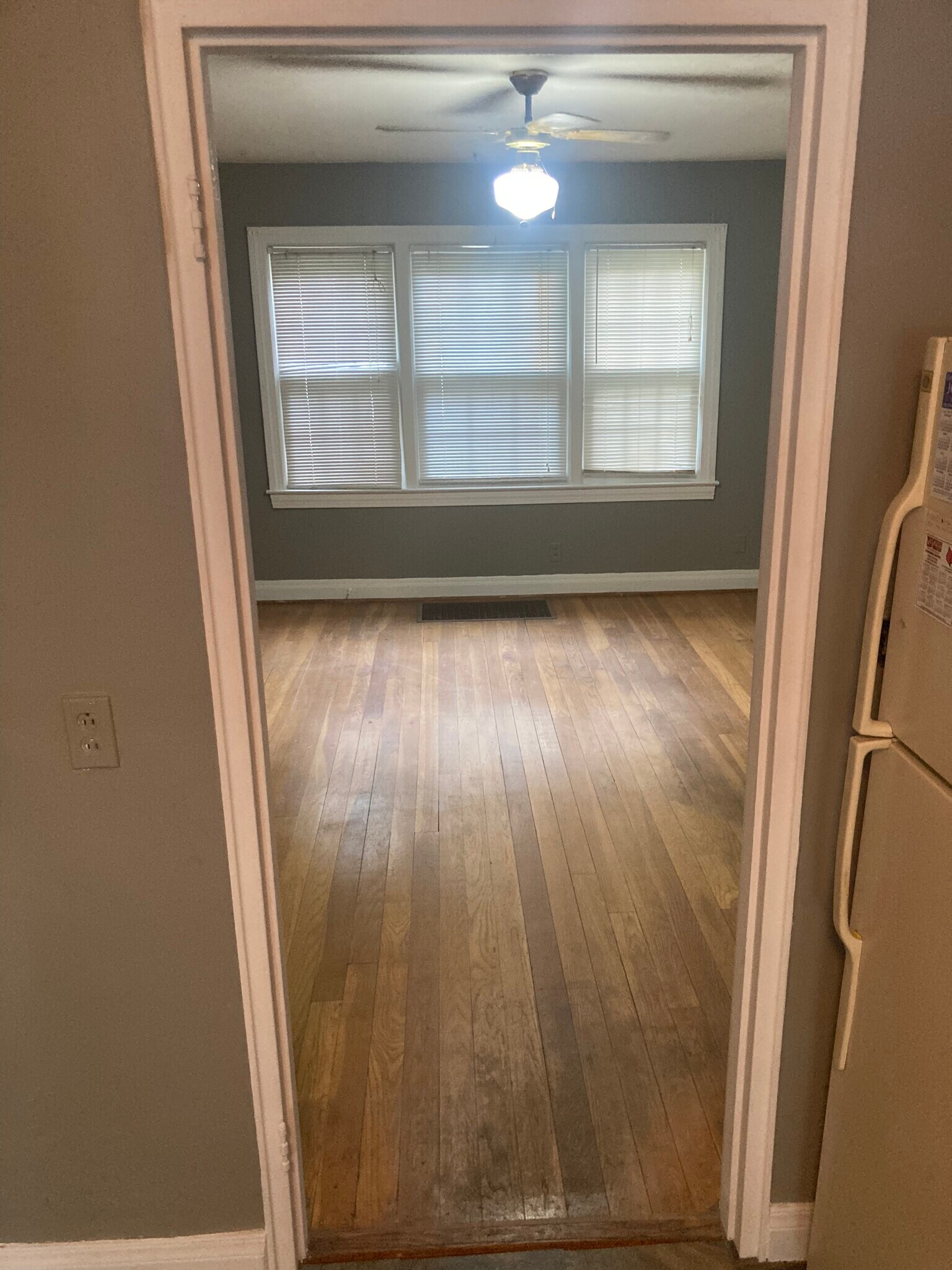 Building Photo - 4705 Bellevue Ave