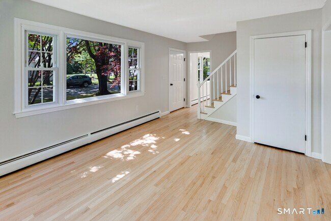 Building Photo - 10 Meadow Ln