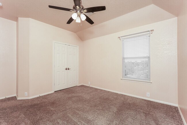 Building Photo - 5 Bedroom in Lakeside at Canyon Springs!