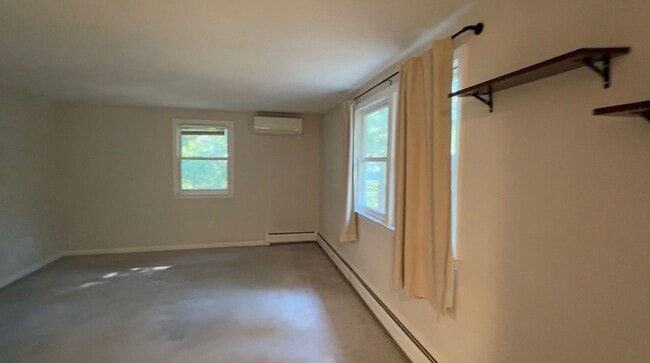 Building Photo - Available Now | 3 Bed, 1.5 Bath Single-Fam...