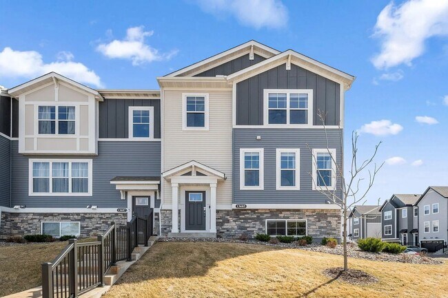 Building Photo - Rare End Unit 3Bed 3Bath Townhome in Rogers