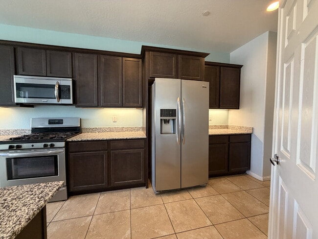 Building Photo - 4 BED 2.5 BATH 2 CAR GARAGE SINGLE FAMILY HOME W/ FULLY LANDSCAPED BACKYARD. THIS WAS FORMER MODE...