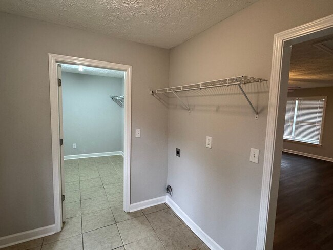 Building Photo - Lovely Brick Home!