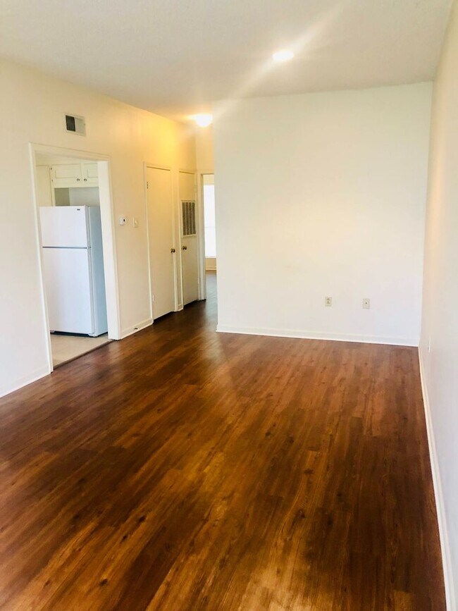 Building Photo - First-floor spacious 1-bedroom on LSU bus route