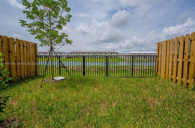 Building Photo - 2796 SE 26th Ave