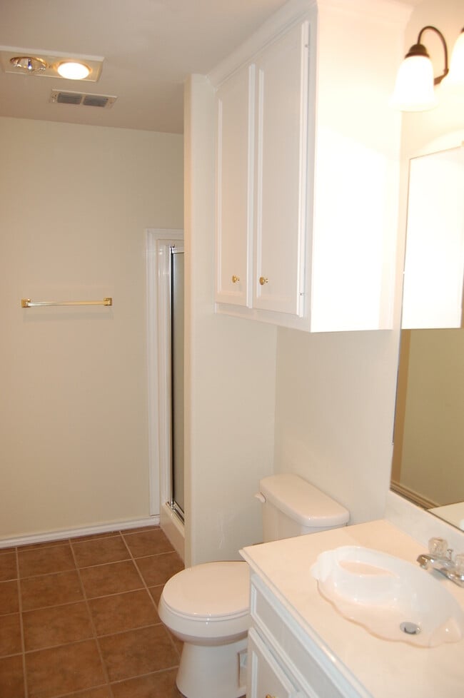 Building Photo - Three Bedroom with Great Features