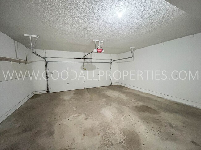 Building Photo - 3 Bedroom, 3 bath Home in West Des Moines!!