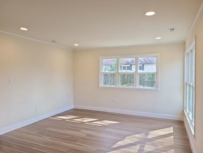 Building Photo - 3 bedroom 1 bath ranch home w/ large fence...
