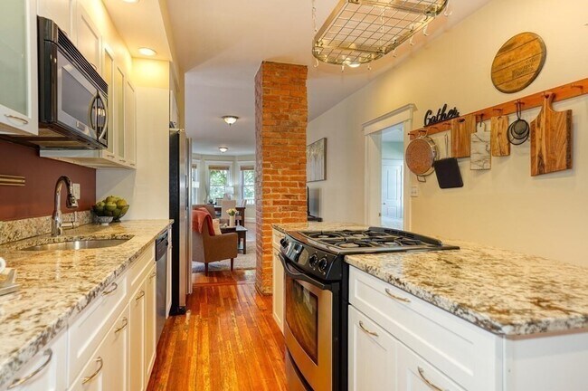 Building Photo - 98 Amory St