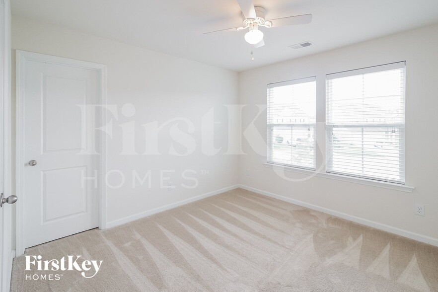 Building Photo - 152 Oyama Rd