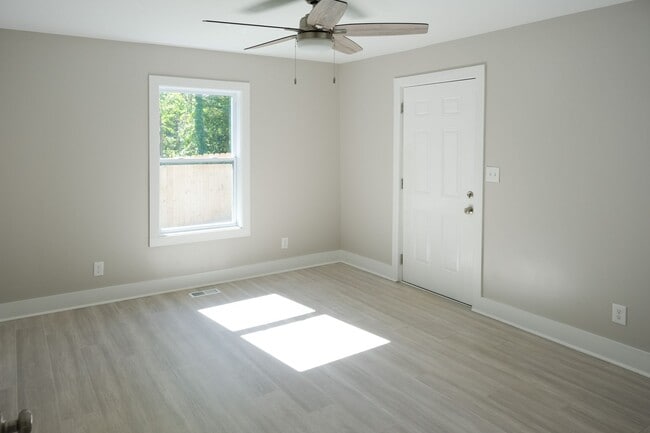 Building Photo - Charming 2BR/2.5BA Home