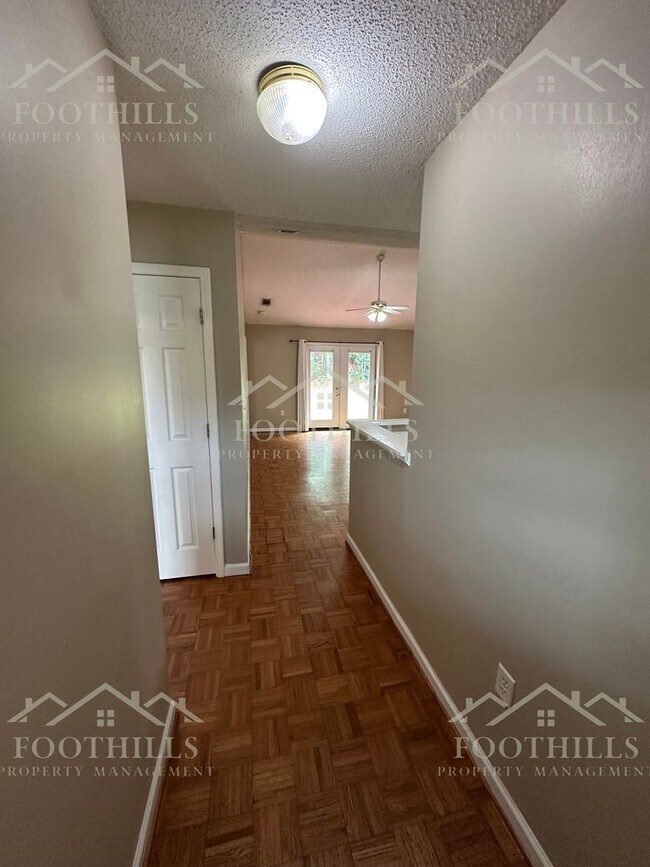 Building Photo - 1419 Oak Hill Dr