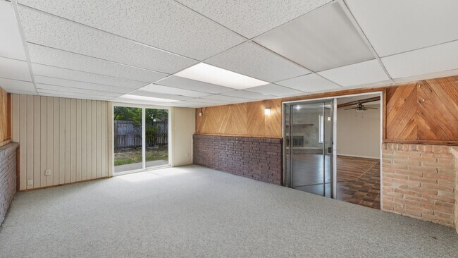 Building Photo - 140 Cloverleaf Dr