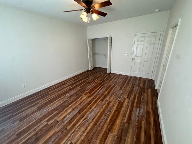 Building Photo - Experience Modern Main-Level Living in a Private Oak Ridge Community