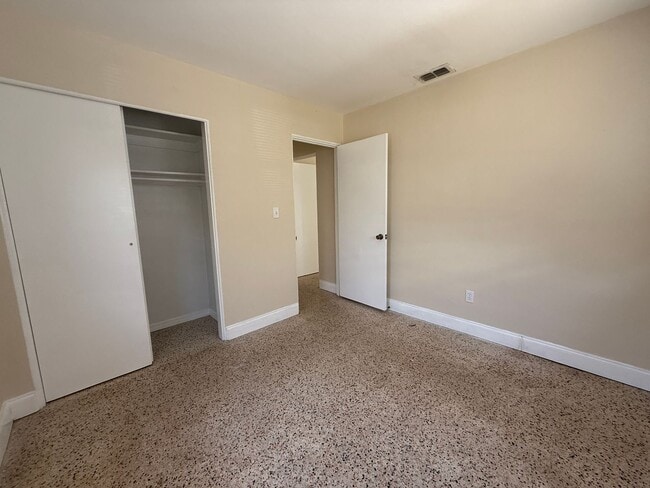 Building Photo - Tyrone single family home 2/1