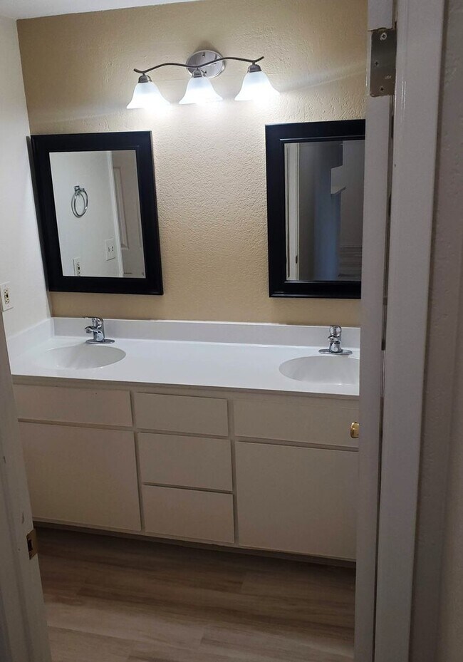 Building Photo - Concord/Clayton Border-Ground floor 1/1 w/ In Unit Laundry