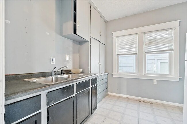 Building Photo - 452 8th Ave SW