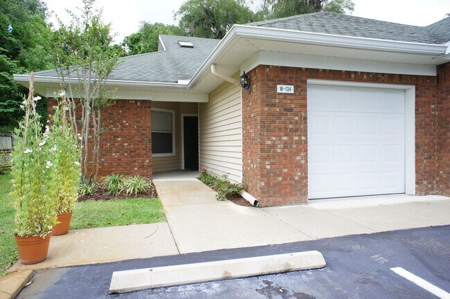 Building Photo - Lovely Condo in The Greens at West End