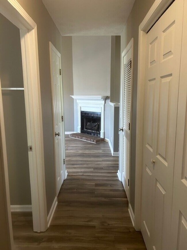 Building Photo - Rivergate Townhome Available Now