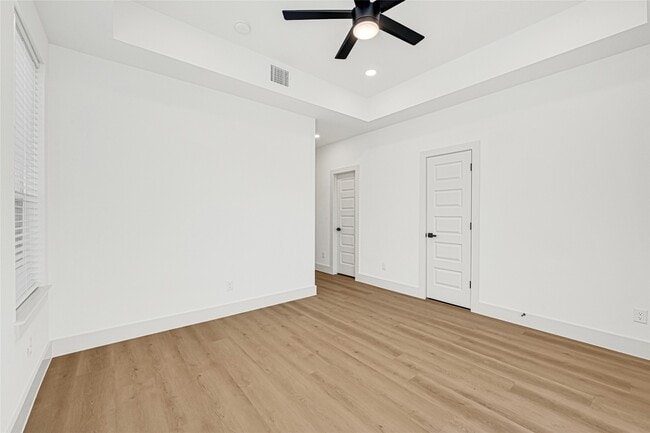 Building Photo - 327 Tite St