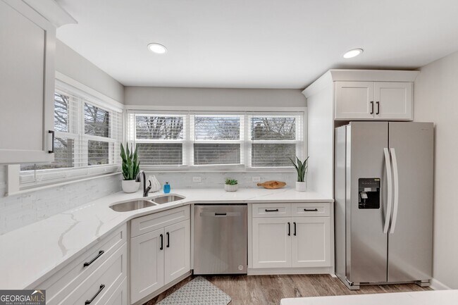 Building Photo - 155 Parkview Dr SE