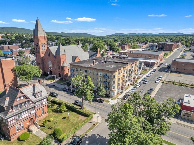 Building Photo - 173 Elm St