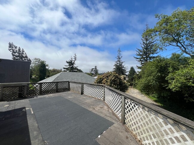 Building Photo - 3 Bed / 1 Bath Home with Outdoor Space