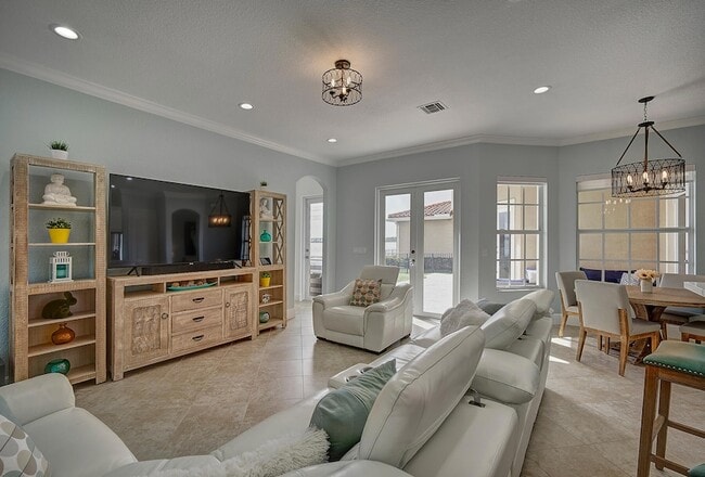 Building Photo - 8980 Lakeview Pl