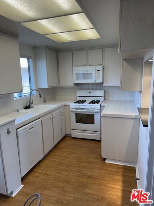 Building Photo - 2320 S Bentley Ave