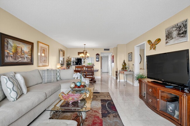 Building Photo - 14460 Strathmore Ln
