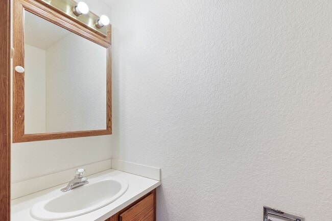 Building Photo - MOVE IN READY! Tumwater rambler 2 beds plus den 1.5 baths. No Pets.