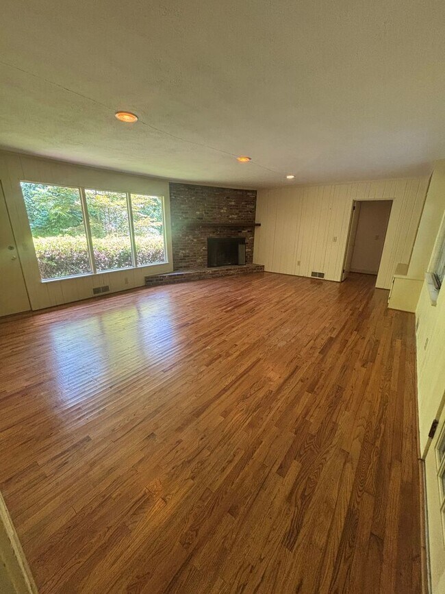 Building Photo - Great Single Family Home In The Heart of Tryon!