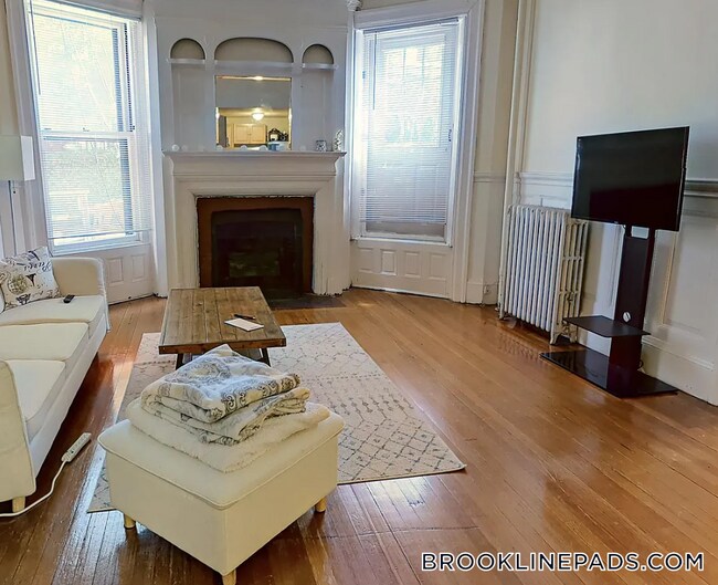 Primary Photo - 1071 Beacon St