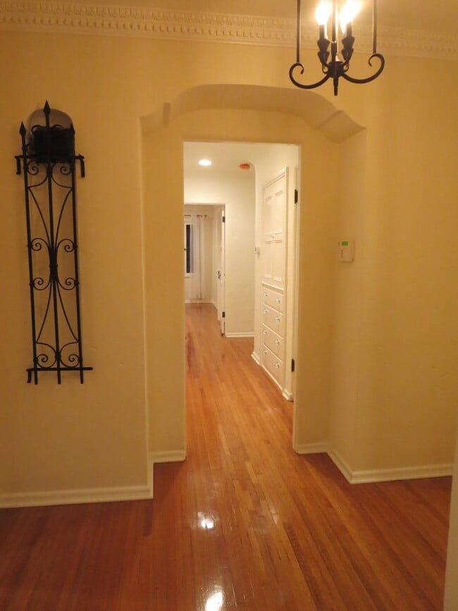 Hallway From Foyer to Rear Bedrooms / Baths - 1103 S Crescent Heights Blvd