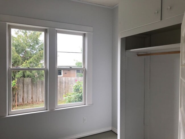 Building Photo - Available Now!! $500 off first month's rent - 2bed, 1 bath house