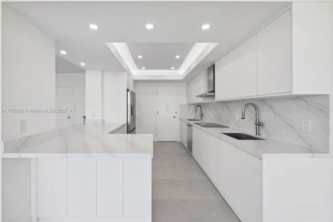 Building Photo - 5065 Collins Ave