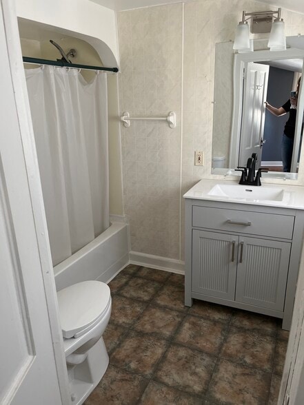 upstairs bathroom - N139 McKay Ave