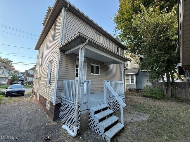 Building Photo - 204 Broad Ave NW