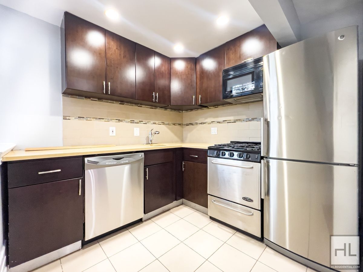 Building Photo - Washington Avenue #2M