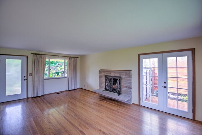 Building Photo - West Olympia 2bd 1 bath Cottage Rambler with Garden Space
