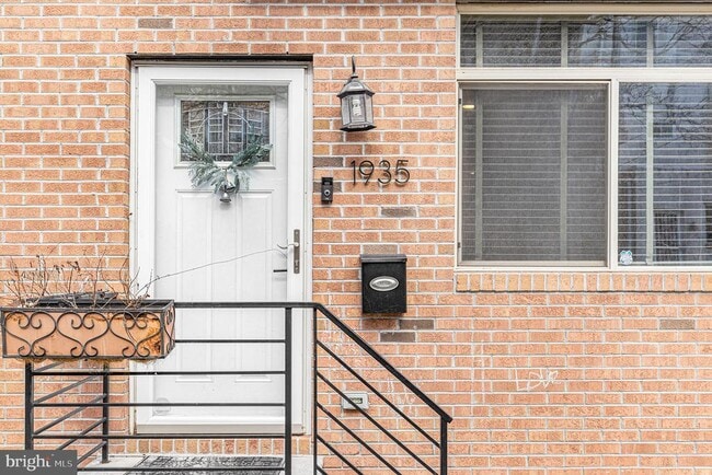 Building Photo - 1935 W George St