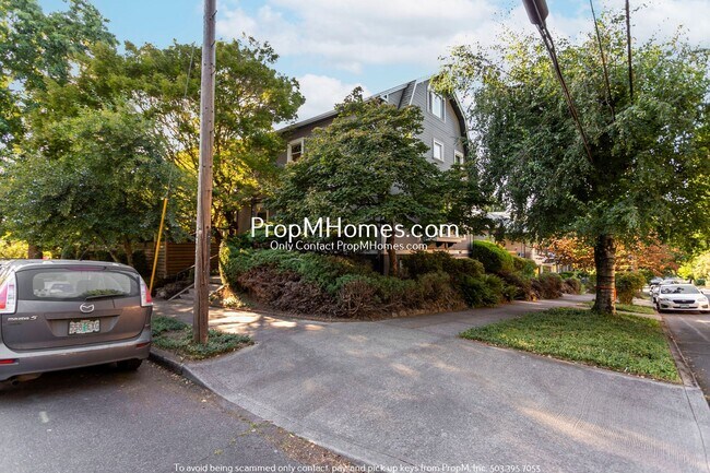 Building Photo - Updated Two Bedroom Duplex in Buckman!