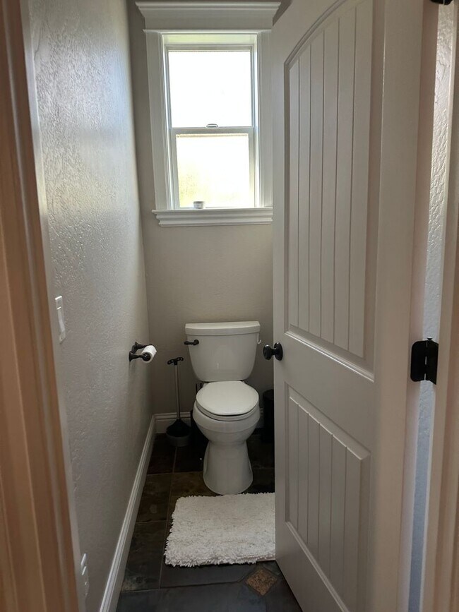 Building Photo - Amazing Price! Amazing Location!