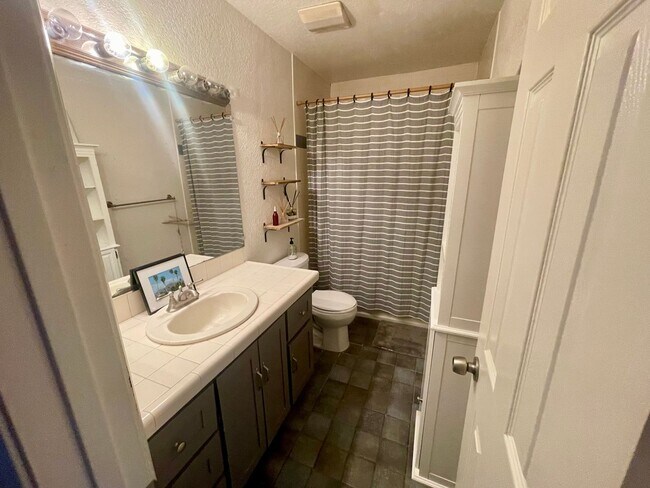 Building Photo - Gorgeous South West Escondido Home! $4,200/Month.  Pets Allowed - Text 619-889-8400