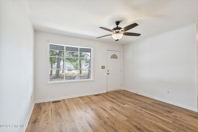Building Photo - 1070 River Dr SW