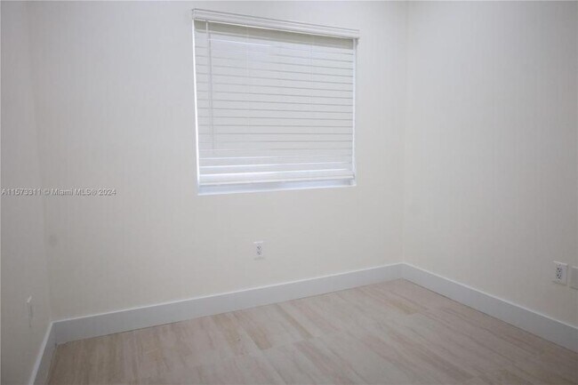 Building Photo - 3 bedroom in Miami FL 33142