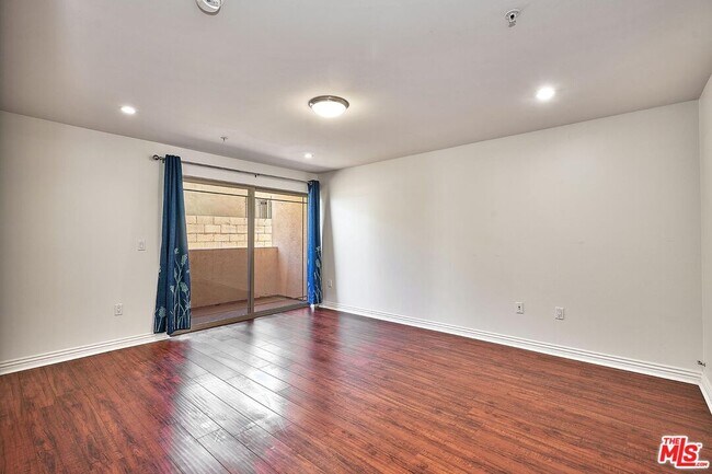 Building Photo - 4822 Elmwood Ave
